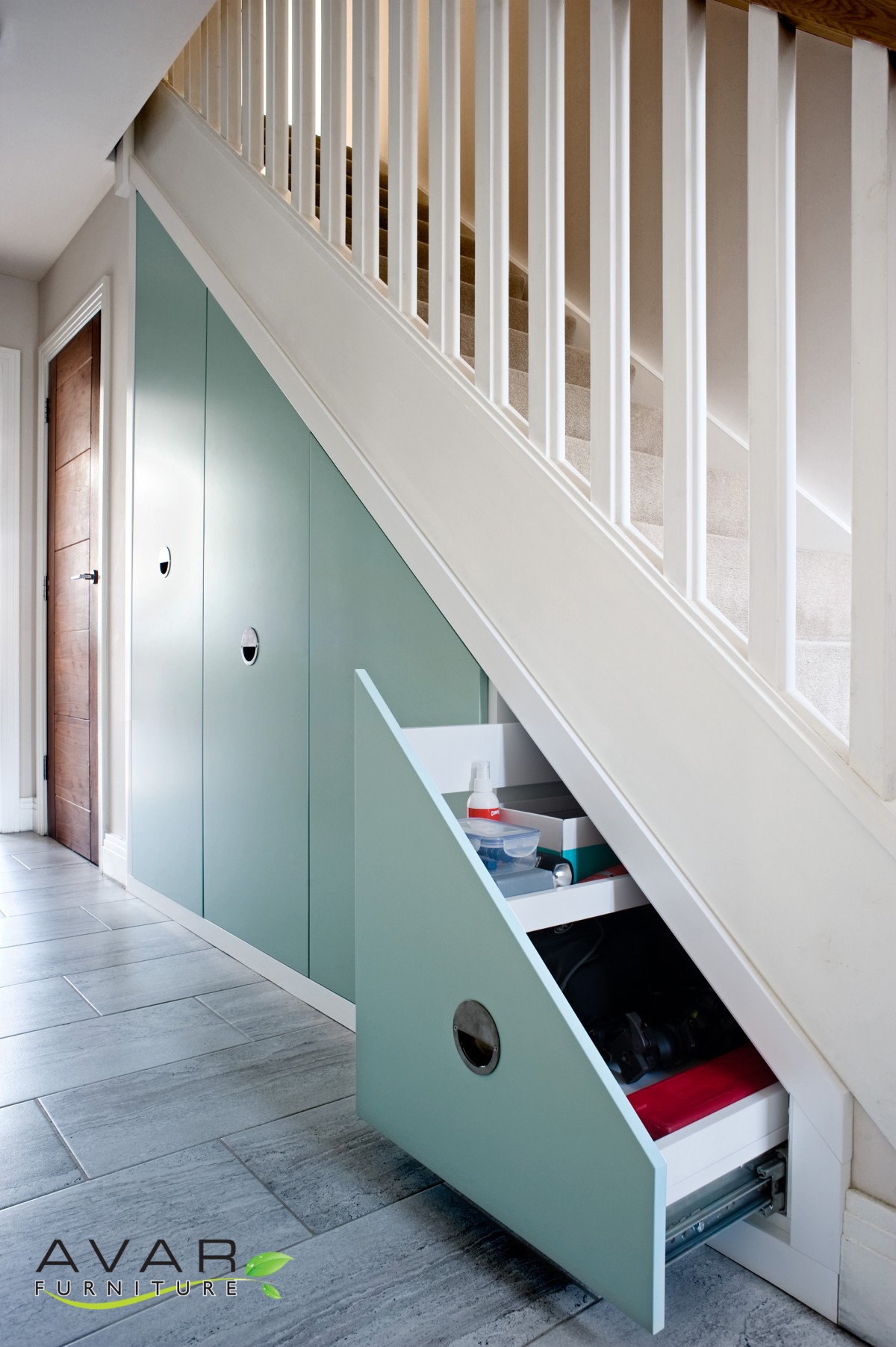 Under stairs storage ideas / Gallery 7, North London, UK