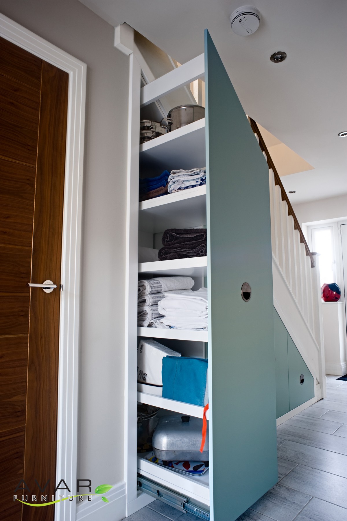 Under stairs storage ideas / Gallery 7, North London, UK