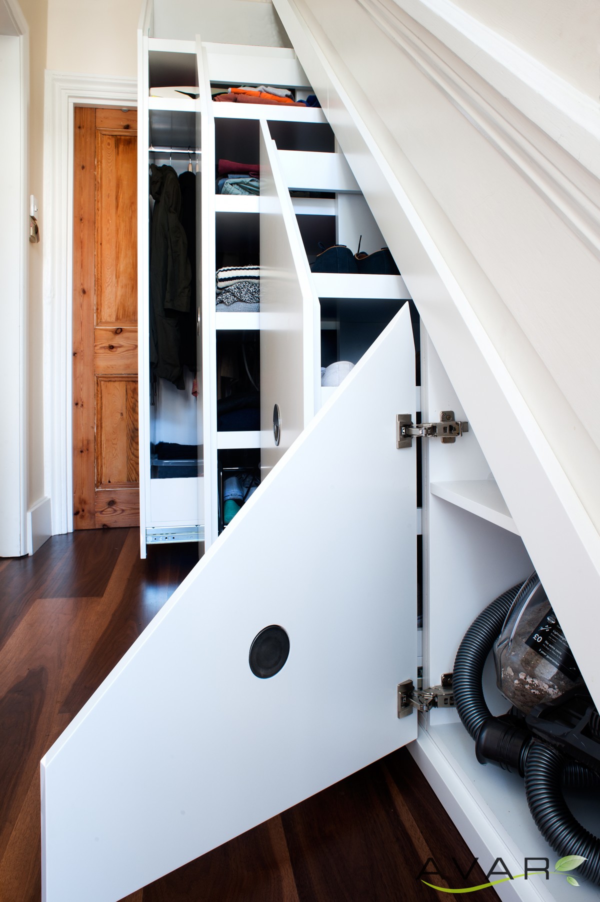 Under stairs storage ideas / Gallery 7, North London, UK